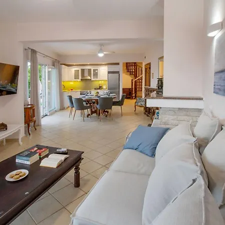 Spacious House With Extraordinary View In Corfu דירה *